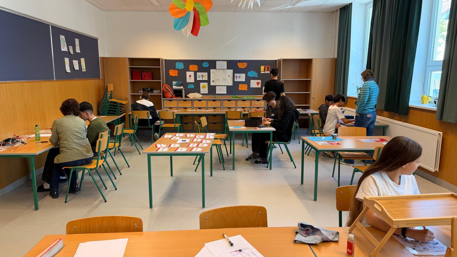 Jugendliche probieren beim Workshop verschiedene Aufgaben aus