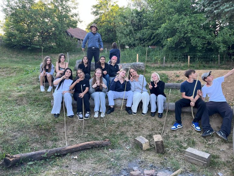 Schülerinnen und Schüler der 4c und 4d der NMS Ebreichsdorf beim Projekt 24 Stunden ohne Kompromiss in Grametschlag
