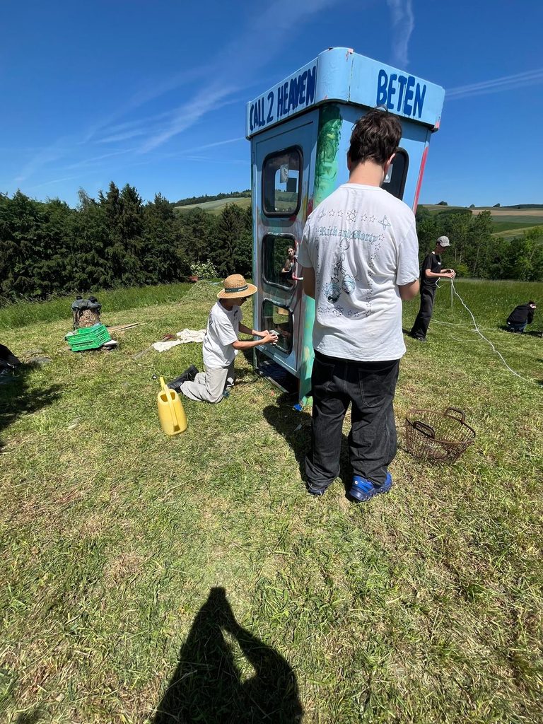 Gruppe 1 gestaltet eine alte Telefonzelle beim Projekt 24 Stunden ohne Kompromiss
