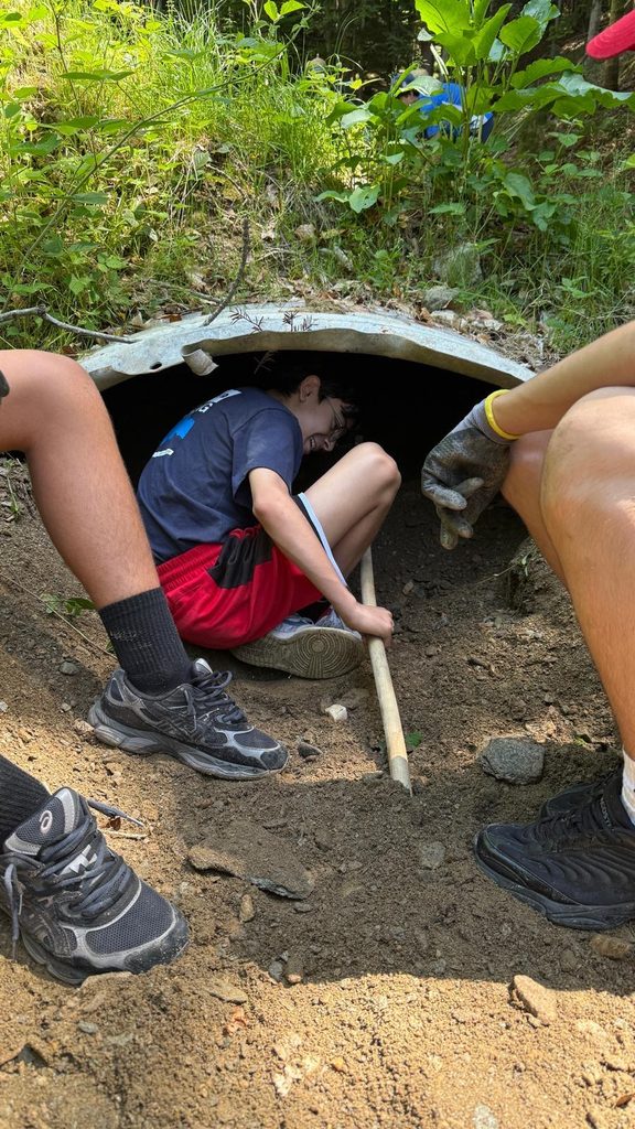 Gruppe 3 befreit einen überschwemmten Tunnel von Schlamm und Geröll