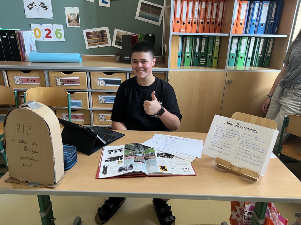 Schüler präsentiert sein Buchprojekt am Buchmarktplatz