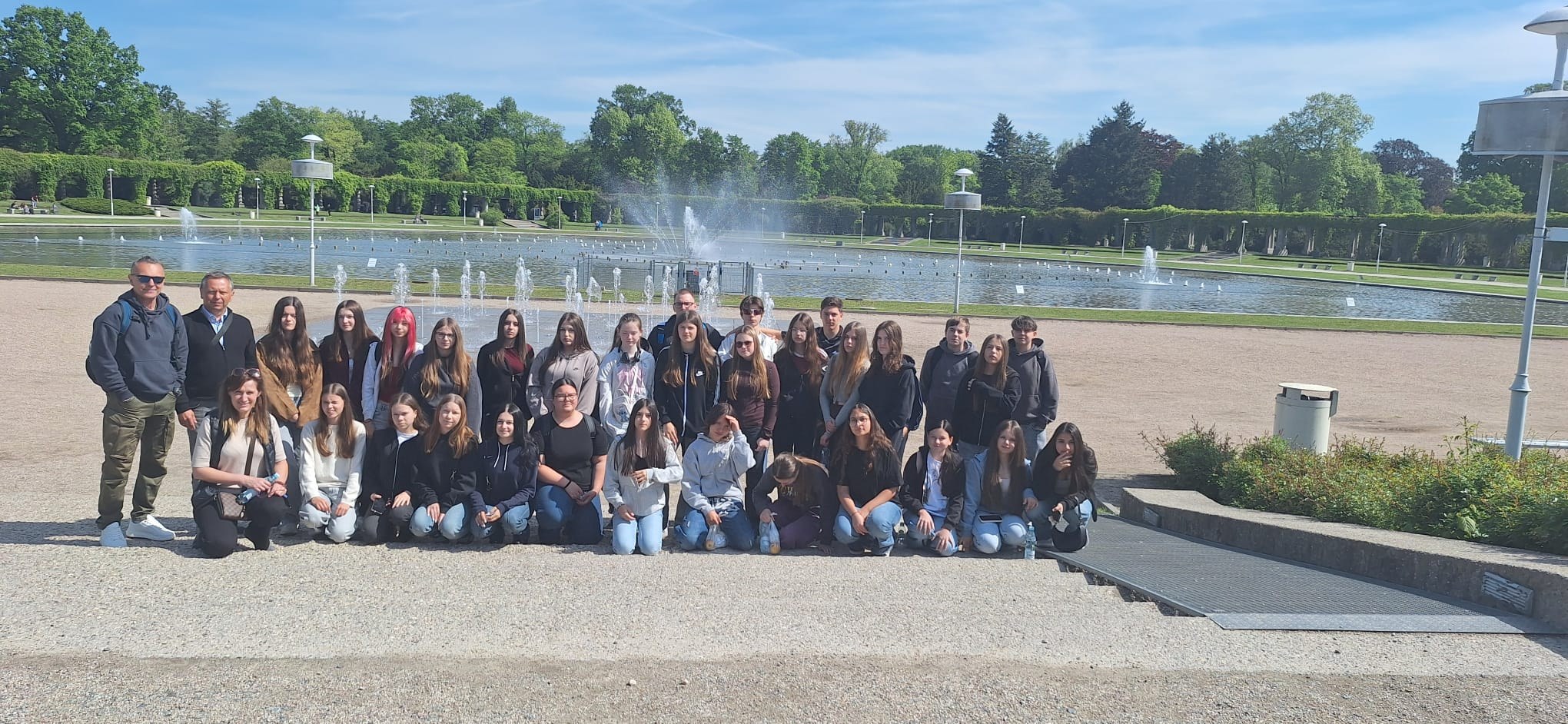 Gemeinsames Gruppenfoto beider Schulen vor den Springbrunnen im Park des Marienschlosses Kamieniec Ząbkowicki