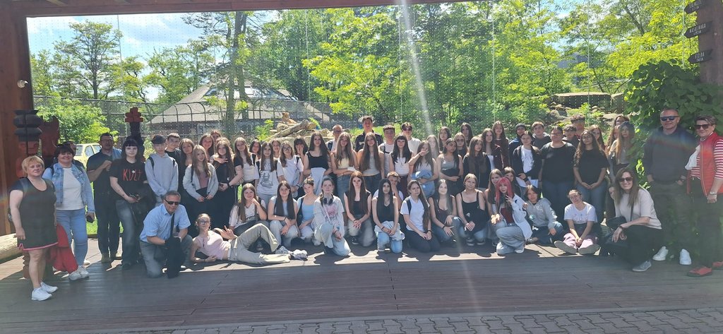 Gruppenfoto der Schülerinnen und Schüler beider Partnerschulen beim gemeinsamen Ausflug in den Zoo Wrocław