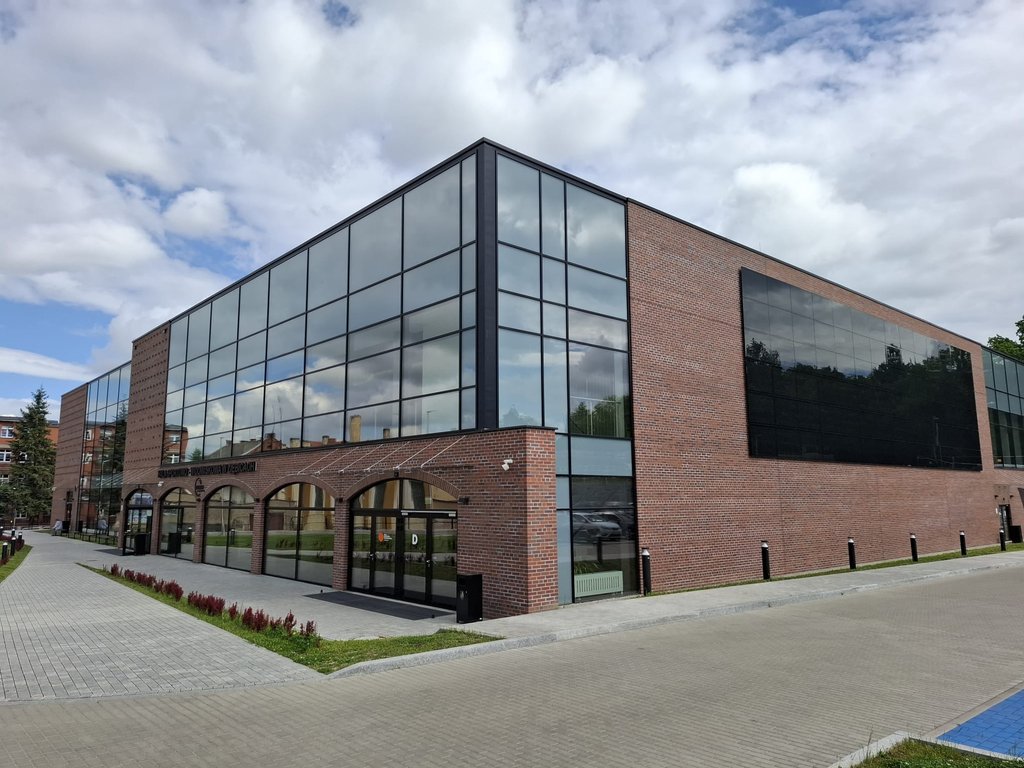 Moderne Sport- und Veranstaltungshalle Hala Sportowo-Widowiskowa in Ziębice mit Backstein- und Glasfassade