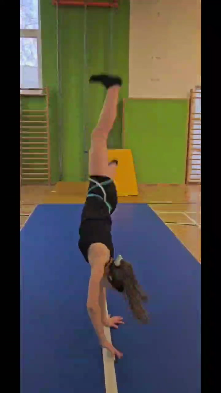 Handstand auf dem Schwebebalken beim Geräteturnen