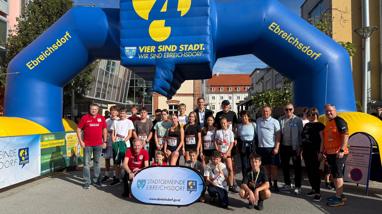 Läuferinnen und Läufer der Mittelschule Ebreichsdorf und der Partnerschule Ziębice beim Stadtlauf