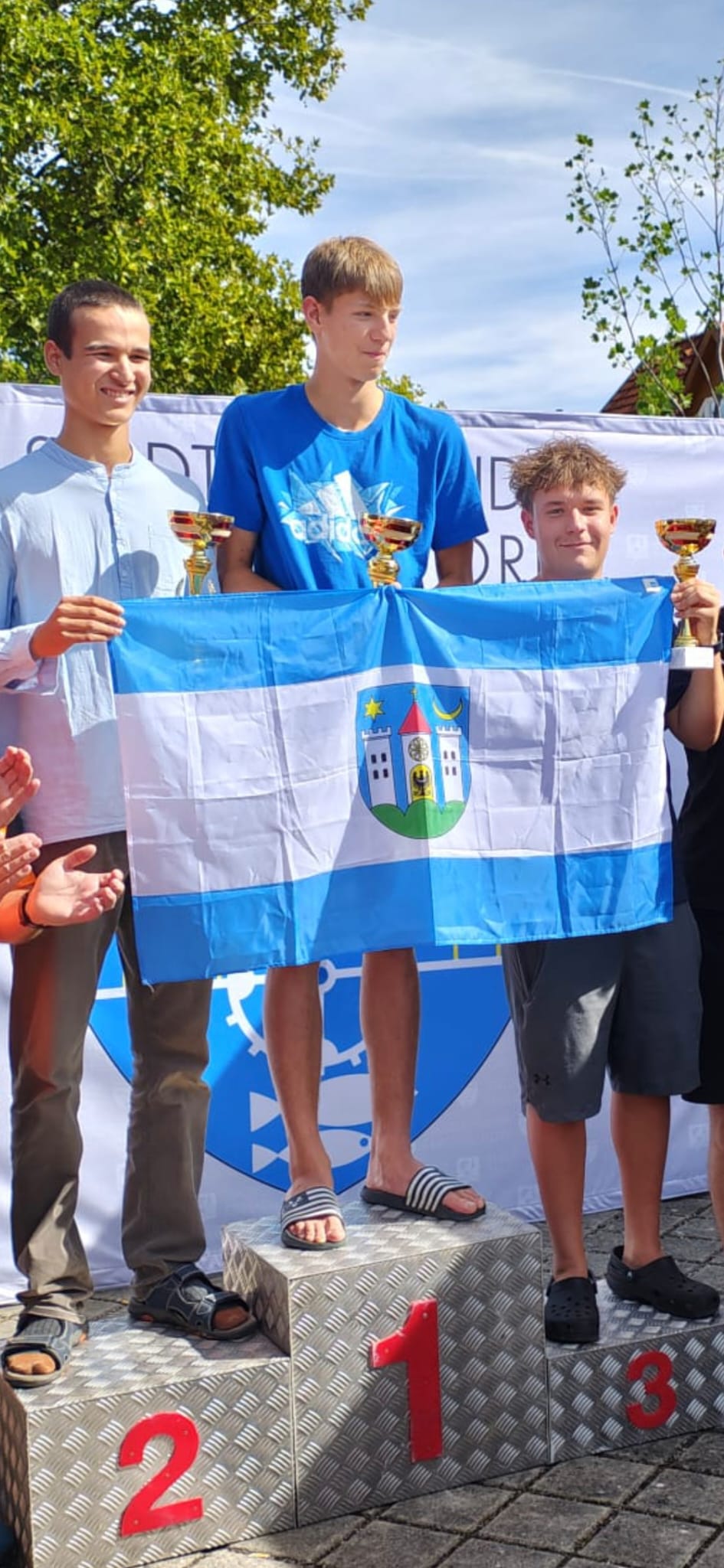 Sieger mit der Flagge der Partnergemeinde Ziębice