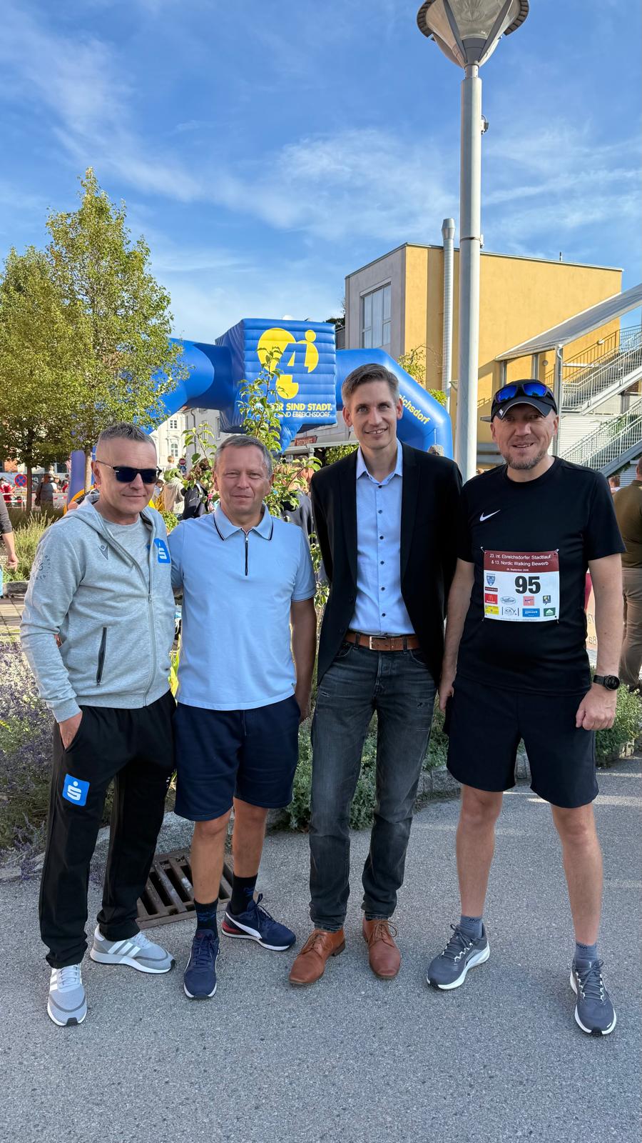 Sportkoordinator Wolfgang Benesch, Direktor Andrzej Regner, Direktor Stefan Petrovitz und Bürgermeister Mariusz Szpilarewicz beim Ebreichsdorfer Stadtlauf