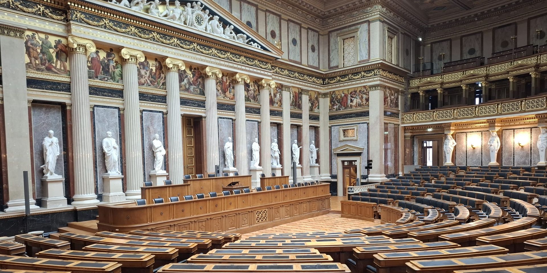 Der historische Sitzungssaal des Parlaments mit Säulen, Statuen und Fresken