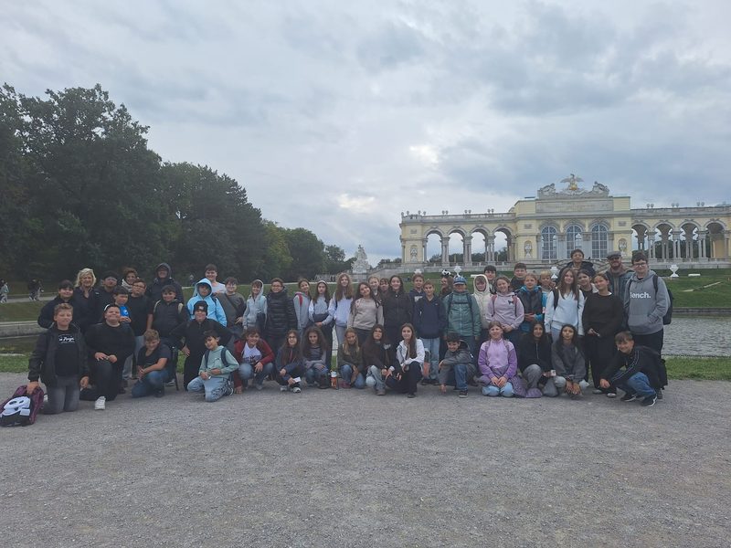 Die zweiten Klassen als Gruppe vor der Gloriette im Schlosspark Schönbrunn