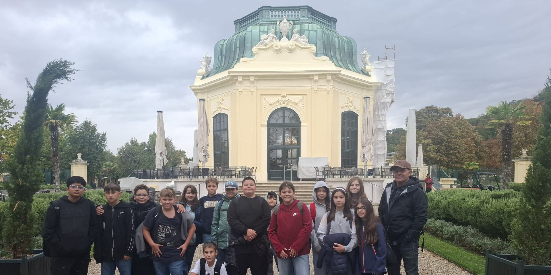 Die 2. Klassen als Gruppe vor dem Kaiserpavillon im Tiergarten Schönbrunn